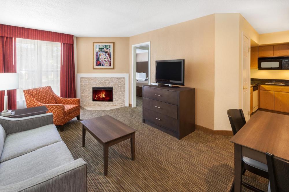 One-Bedroom Suite with Two Double Beds - Non-Smoking interior