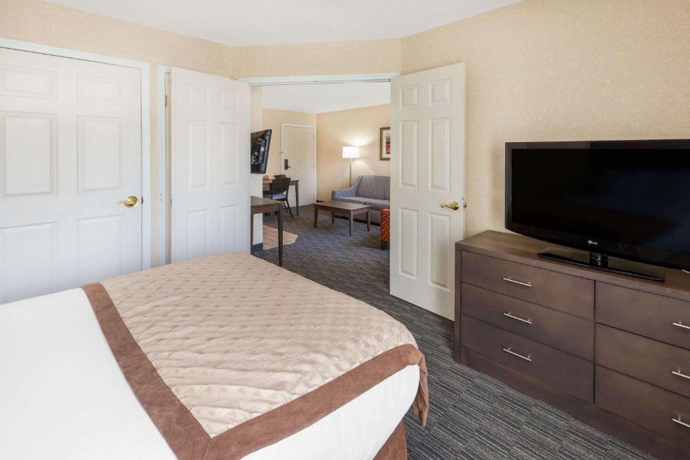 1 Double Bed, One-Bedroom, Mobility Accessible Suite, Non-Smoking interior